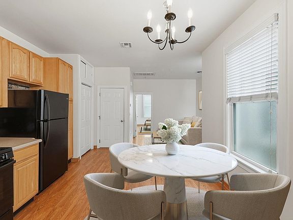 5th image of 394 Woodlawn Ave #2