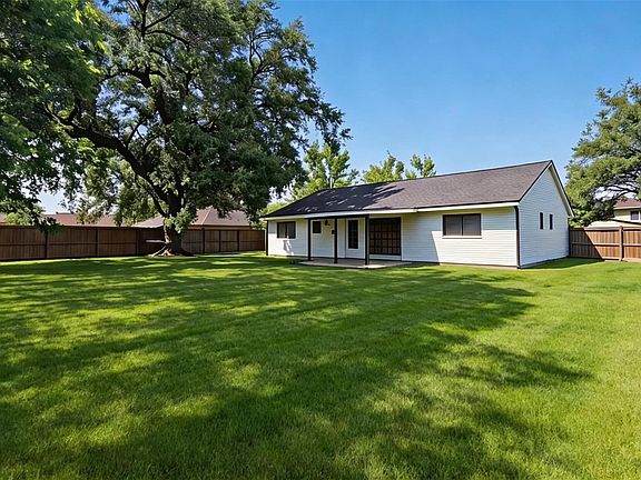 3rd image of 802 Camelot Ln