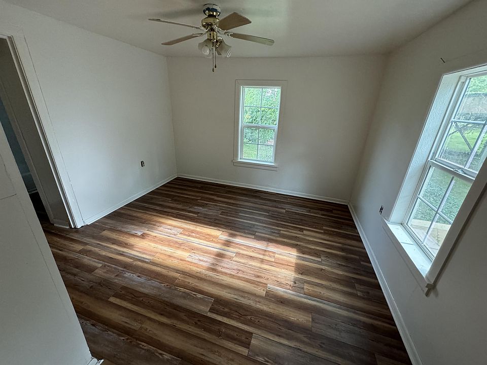 2nd image of 872 Youngs Ln