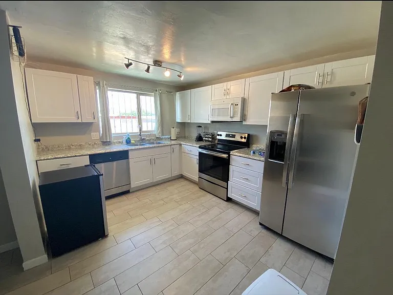2202 N Los Altos Ave — Photo 10