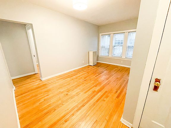 3rd image of 4314 N Clarendon Ave APT 1411