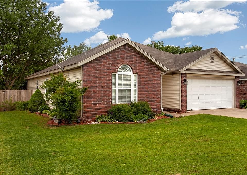 1st image of 811 SW Ouachita Dr