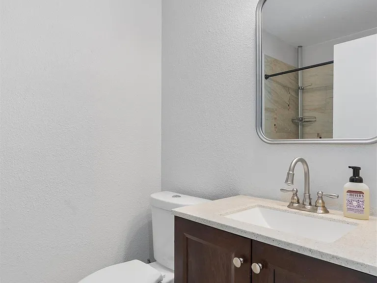 7806 Woodcroft Dr — Photo 16