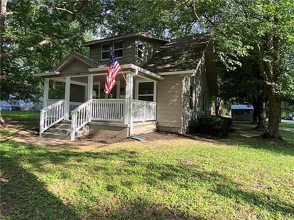 3rd image of 327 W Southside Blvd