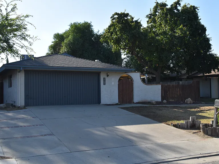 3105 Hidden Oaks Dr — Photo 1