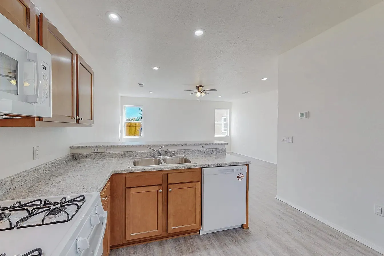 2 bed, 1.5 bath, 1300 sqft, $1,595 — Photo 4
