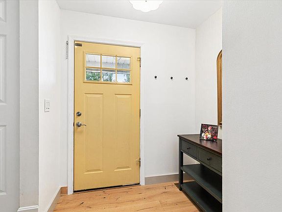 4th image of 1055 Sun Valley Dr