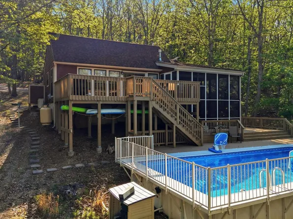 1856 Crossings View Rd, Paw Paw, WV 25434