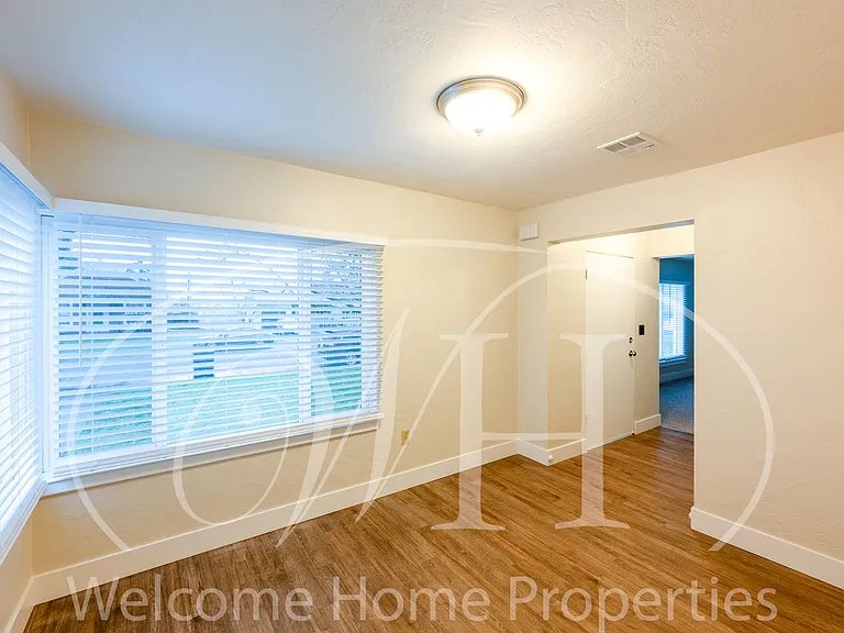 24 NE Ash Ave — Photo 10