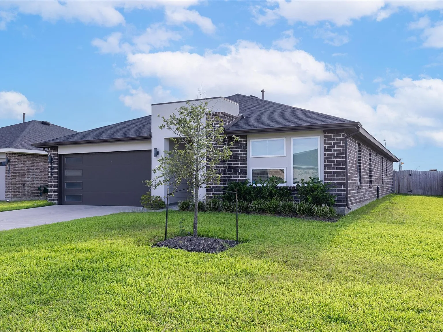 4 bed, 2.0 bath, 2082 sqft, $2,400 — Photo 2