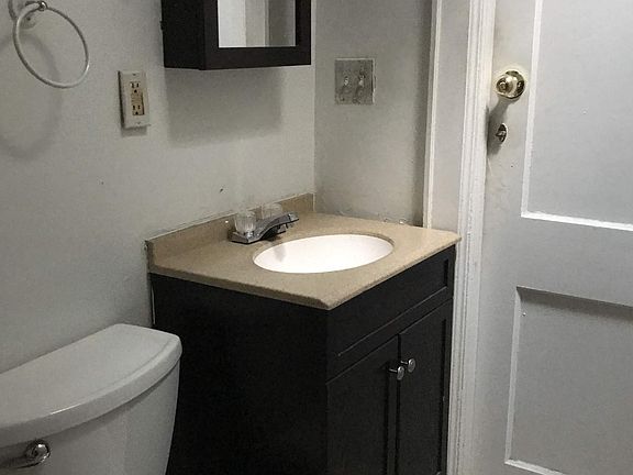 4th image of 142 32nd St #2B