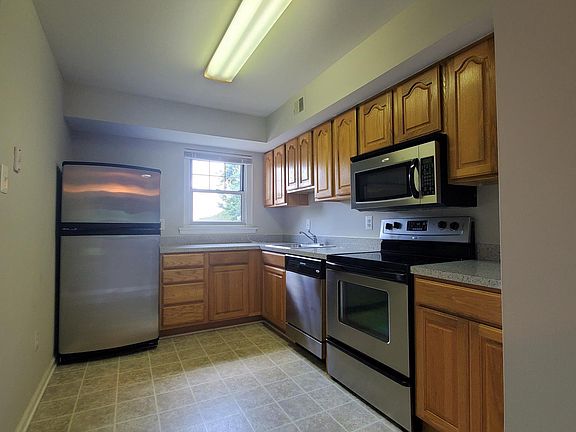 3rd image of 27 Winston Ct