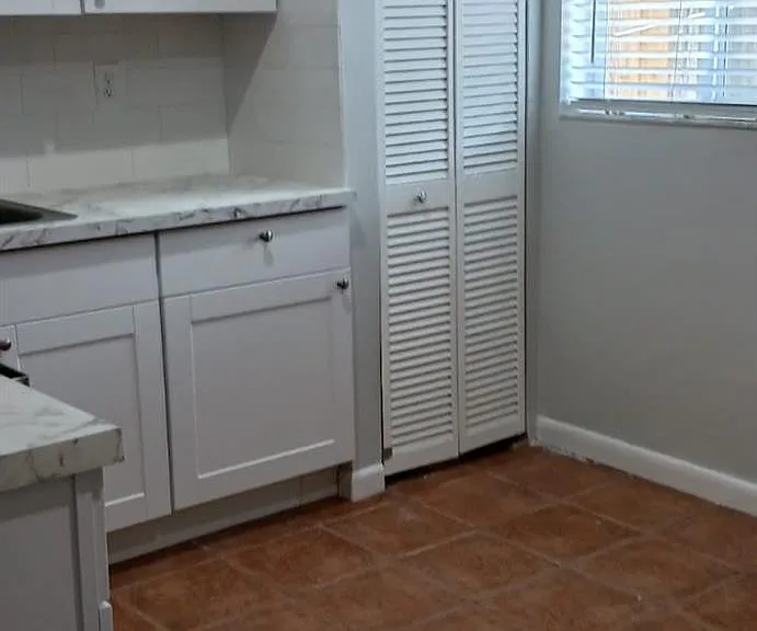 913 SW 15th Ter #1 — Photo 3