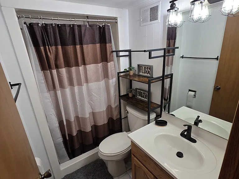 1102 Elm St — Photo 9