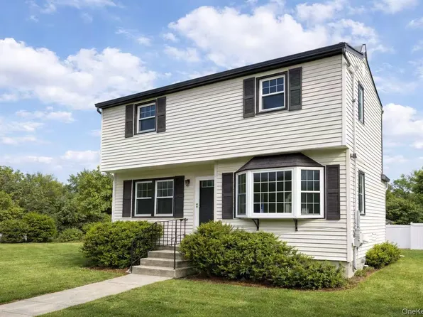 187 Horseblock Road, Farmingville, NY 11738