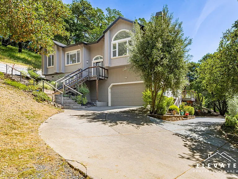9400 Chalk Hill Rd — Photo 53