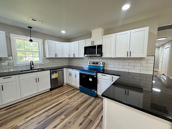 4th image of 2934 S Stratford Rd
