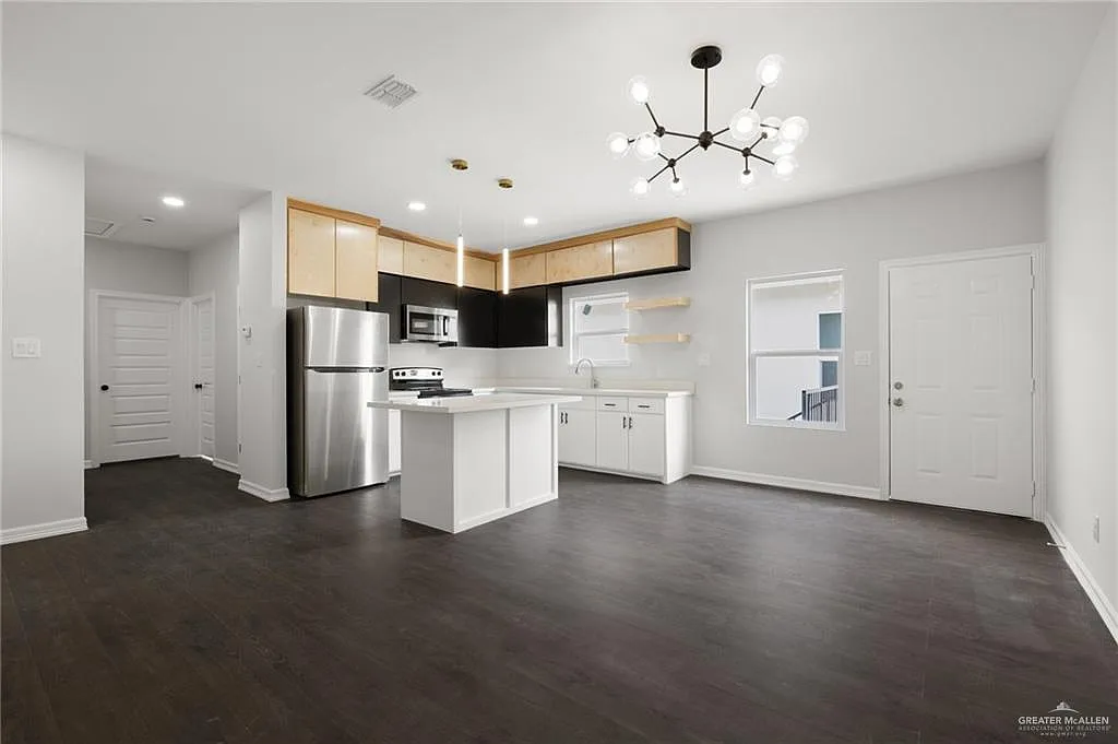 3 bed, 2.0 bath, 4250 sqft, $1,150 — Photo 4