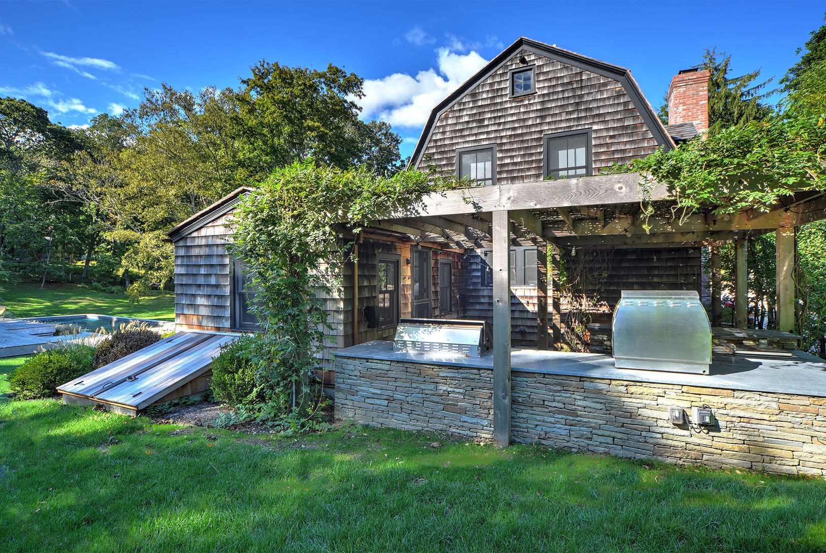  Outdoor kitchen