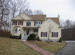 2 Mackenzie Ln, Oak Ridge, NJ 07438