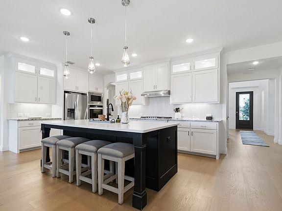 2nd image of 4155 Vivion Dr
