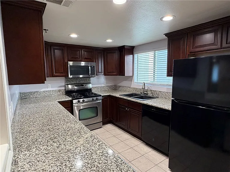 625 E Del Mar Blvd #208 — Photo 6