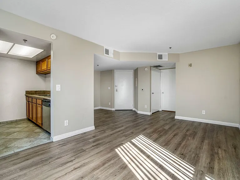 511 Carondelet Apartments — Photo 4