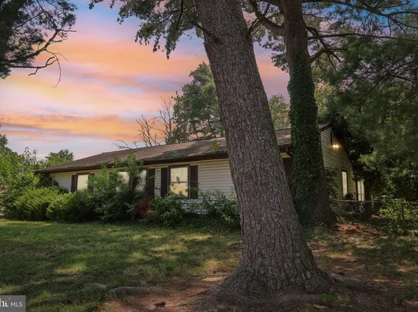 81 Gardenbrook Ln, Willingboro, NJ 08046