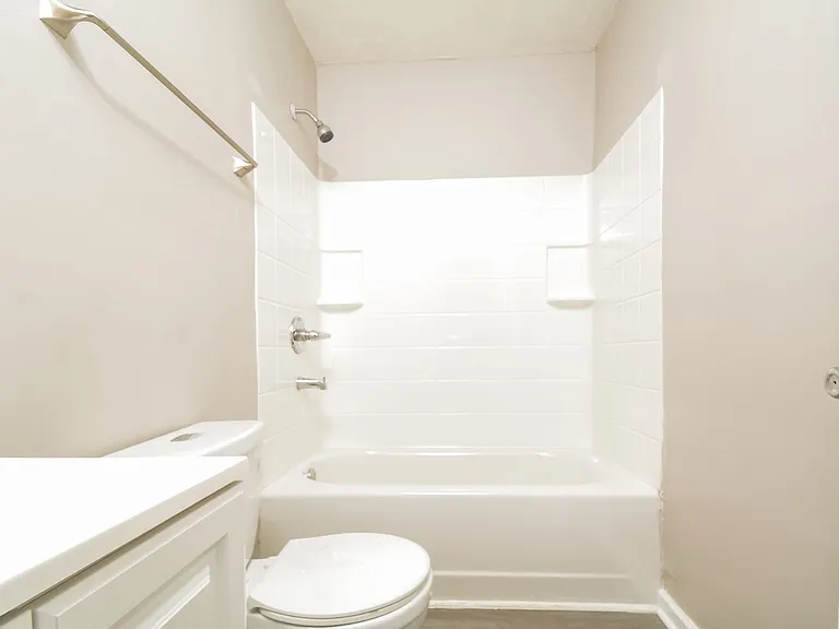 1041945_029_bathroom_13155855.jpg