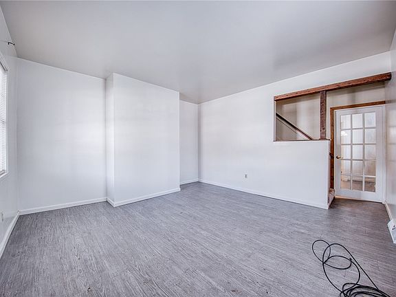 5th image of 126 Railroad St #128
