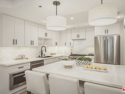 575 S Barrington Ave APT 203, Los Angeles, CA, 90049