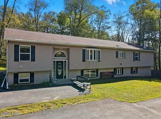 147 View Dr, Greentown, PA 18426