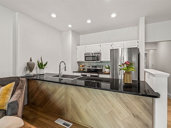 4th image of 493 Eaglepointe Court UNIT 3