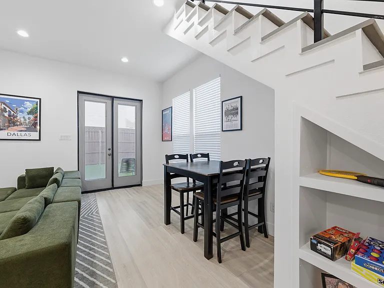 2406 Merlin St — Photo 8