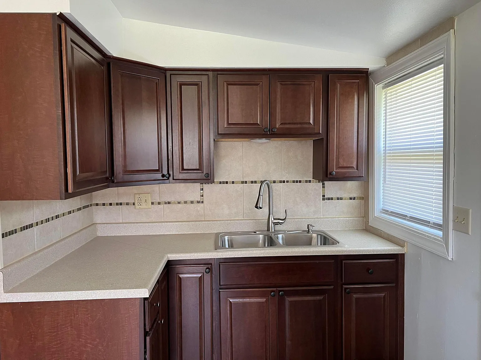 3 bed, 925 sqft, $1,300 — Photo 2