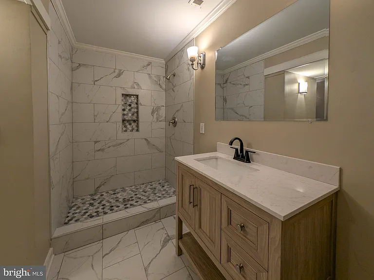 112 E Cameron St — Photo 8