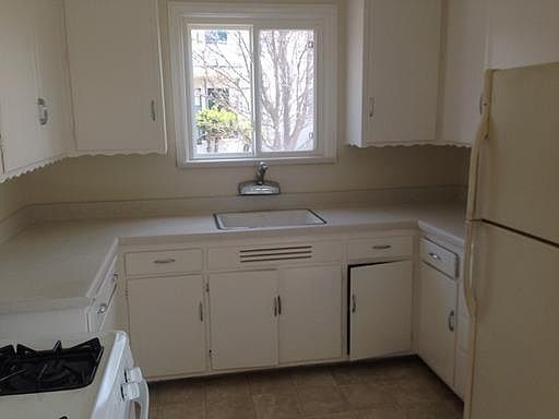 4th image of 321 Locust Ave