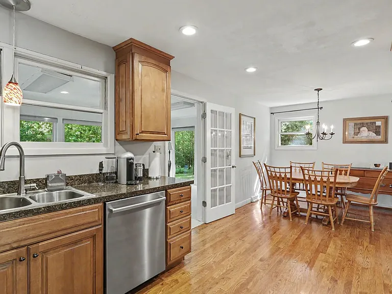 112 Holly Rd — Photo 4