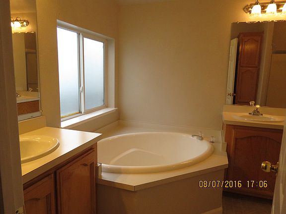 Master bath w/2 sinks.