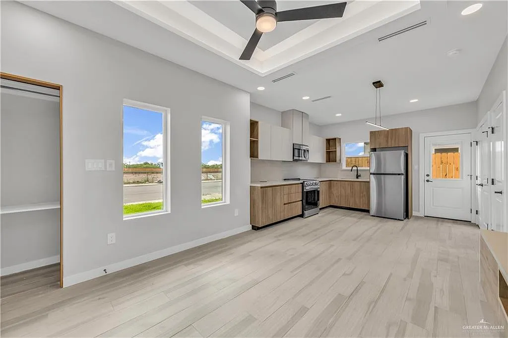 3 bed, 2.0 bath, 1001 sqft, $1,200 — Photo 3