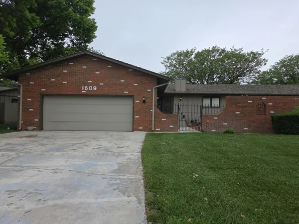 1809 Fairway Dr, Dodge City, KS 67801