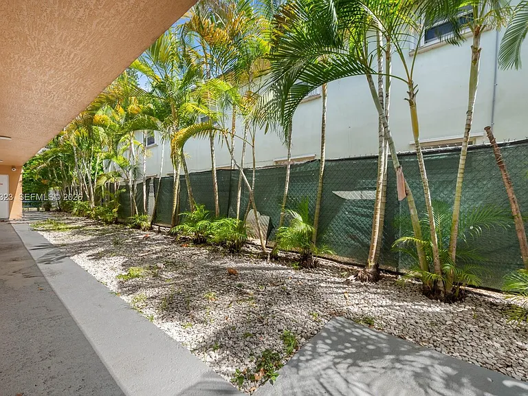 608 SW 16th Ave #3 — Photo 5
