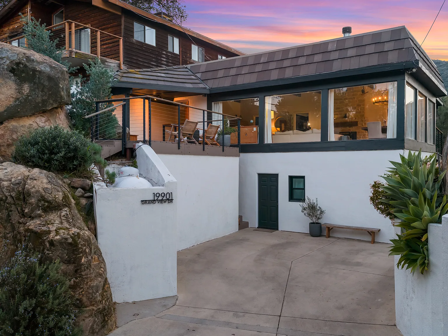 19895 Grand View Dr — Photo 1