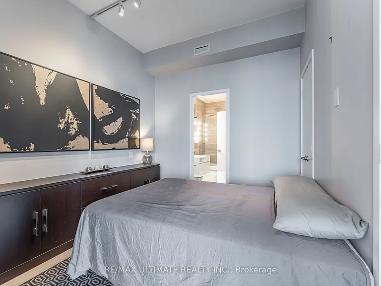 45 Charles St E #5115 — Photo 16
