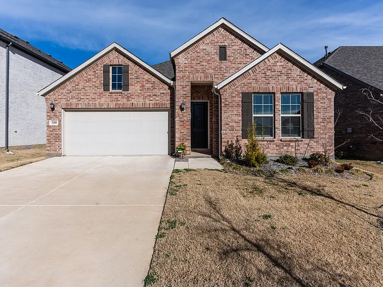 5200 Woodway Dr — Photo 1