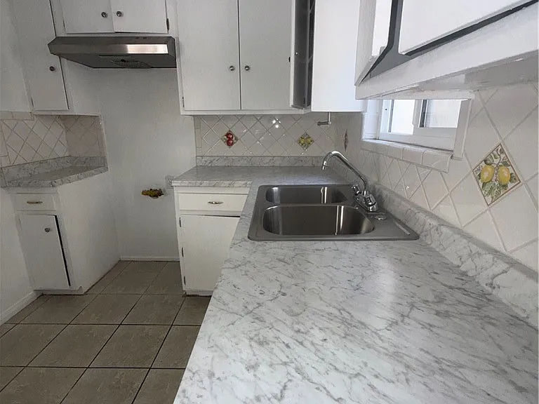 1805 S Rimpau Blvd — Photo 1