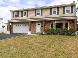 46 Columbine Ln, Kings Park, NY 11754
