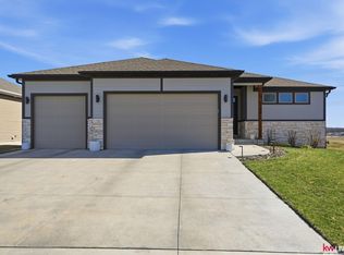 6740 Via Sorrento Dr, Lincoln, NE 68523