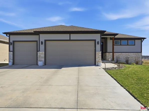 6740 Via Sorrento Dr, Lincoln, NE 68523