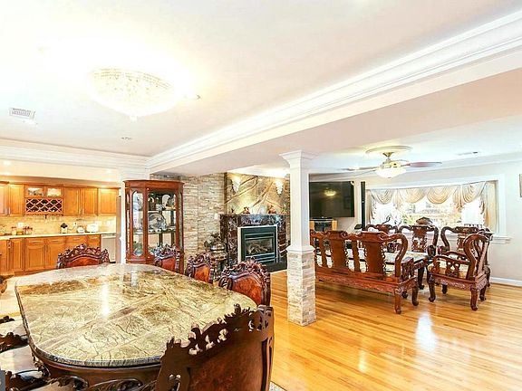 3rd image of 6421 Woodville Dr